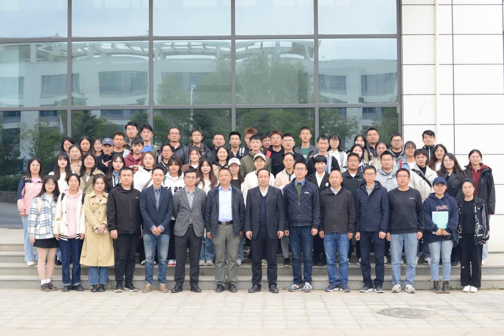 4 必赢官网师生与冯起院士合影.jpg