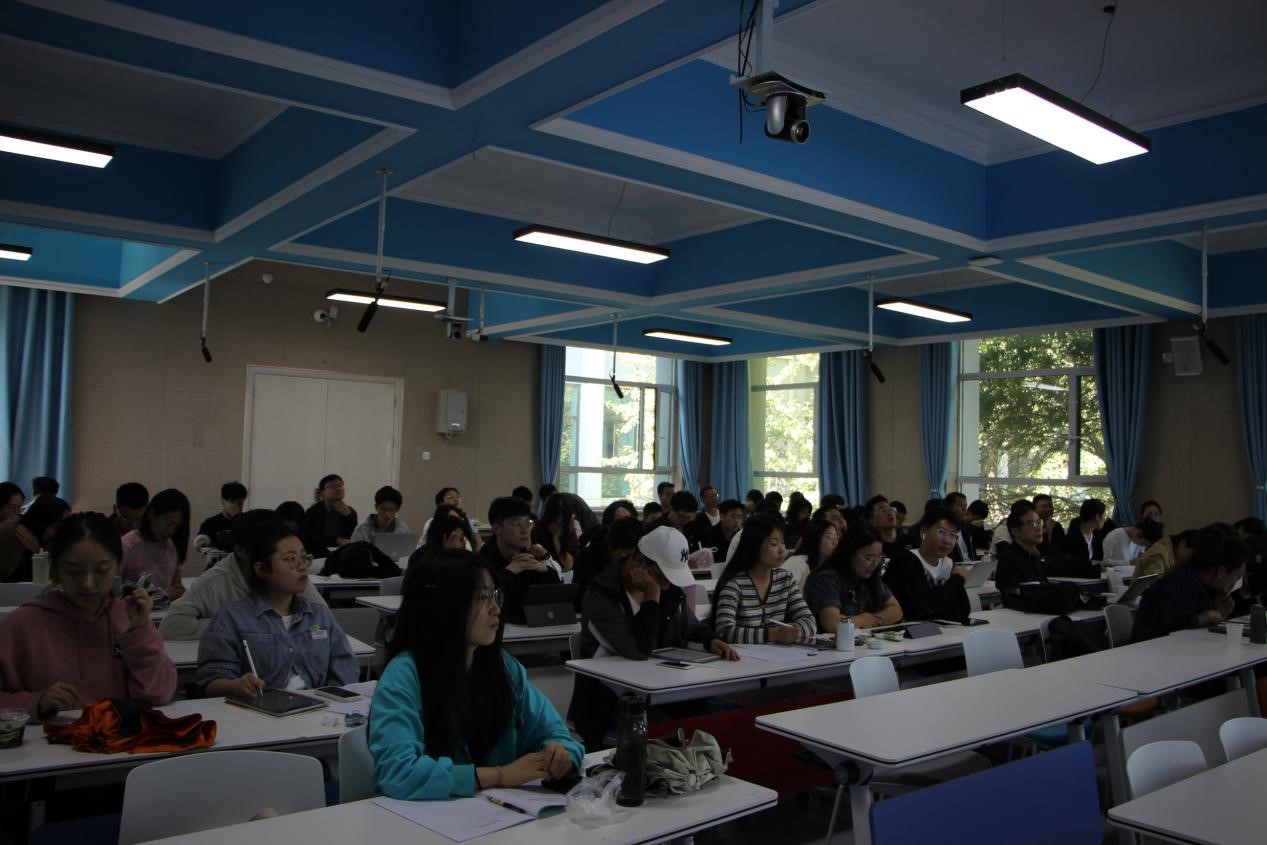 3.必赢官网师生在讲座现场.jpg 3.必赢官网师生在讲座现场.jpg